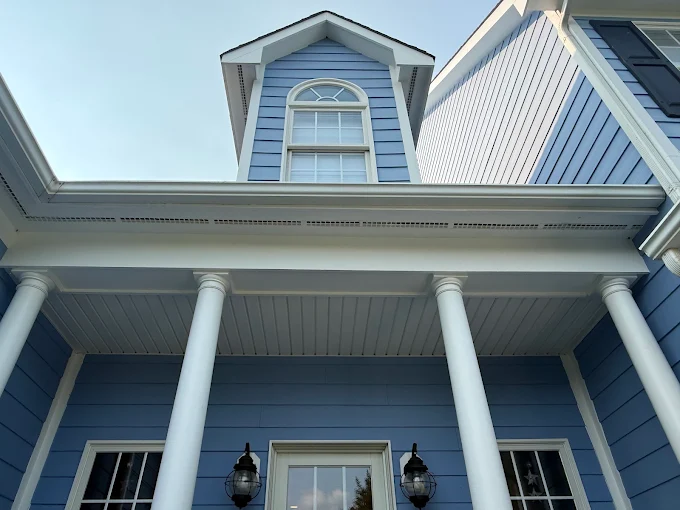 Blue vinyl siding house clean and bright after house soft washing by Loudoun Exterior Cleaning