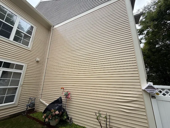 Vinyl siding clean after soft washing by Loudoun Exterior Cleaning